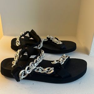 Arizona Love -Trekky Black Chain and Pearls Flat Sandals 9 US / 40 EU EEUC
